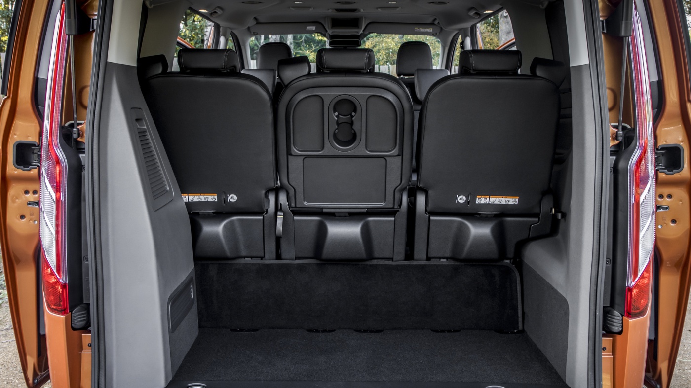 Slideshow Bild - Das Interieur des Tourneo Custom Active kann mit wenigen Handgriffen an die Bedürfnisse der Nutzer angepasst werden.